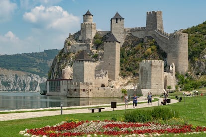 Vista exterior de la fortaleza medieval de Golubac.