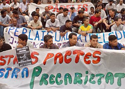 En la imagen, un grupo de inmigrantes convocados por la Asamblea de Regularización sin Condiciones ante la catedral.
