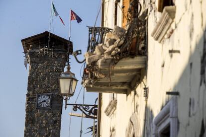 Además de estas casas provisionales, se ha construido un centro comercial, de madera y cristal, que ha favorecido la apertura de los negocios que funcionaban en el centro de Amatrice antes del seísmo, como una tienda de juguetes, un quiosco, una lavandería o un bar. En la imagen, vista del reloj parado en el momento del terremoto que sacudió la ciudad de Amatrice.