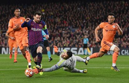 El portero del Olympique Anthony Lopes frusta el tiro a puerta de Messi.