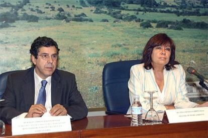 La ministra de Medio Ambiente, Cristina Narbona, junto al secretario general de Alimentación, Fernando Moraleda.