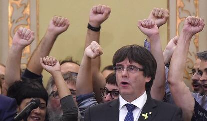 Carles Puigdemont y otros parlamentarios tras la declaraci&oacute;n de independencia en el Parlament.