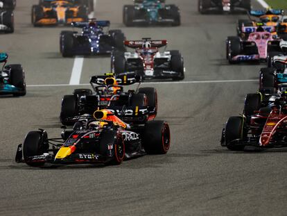 Verstappen y Carlos Sainz, en Baréin.