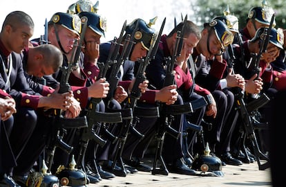 Soldados colombianos descansan antes de la ceremonia de bienvenida al presidente hondureño Porfirio Lobo en el palacio presidencial de Bogotá.