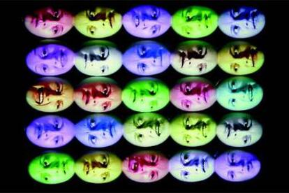 &#39;25 Heads. Multicolored&#39; (2005), de Tony Oursler.