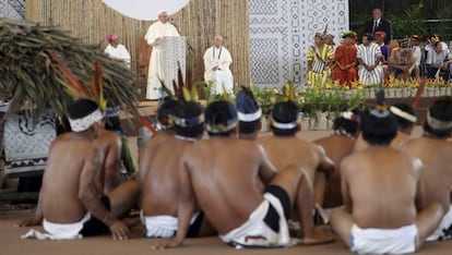 El papa Francisco habla a los indígenas en la Amazonía peruana durante su visita en enero.
