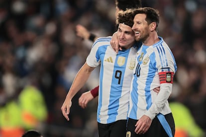 Lionel Messi y Julian Alvarez de Argentina celebran un gol ante Venezuela este jueves.