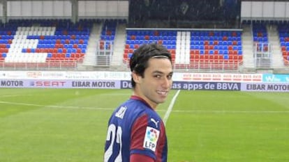 Jota Peleteiro, con la camiseta del Eibar.