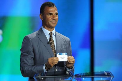 El exjugador de fútbol holandes Ruth Gullit durante el sorteo de grupos.