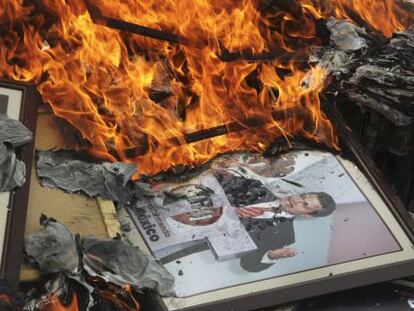 Los maestros del CNTE queman una foto de Peña Nieto.
