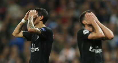 Los jugadores del PSG, Ángel Di María (i) y Thiago Motta abatidos.