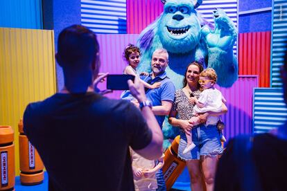 Una familia disfruta del escenario de Monstruos S.A. en la exposición Madrid Mundo Pixar