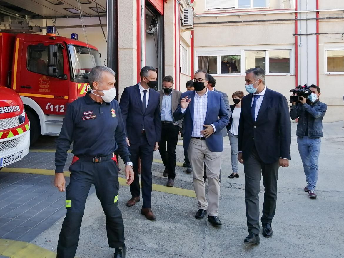El jefe del parque de bomberos de Leganés guía en octubre de 2020 al anterior alcalde, Santiago Lorente (en el centro), junto al entonces viceconsejero de Interior y posterior consejero, Carlos Novillo (izquierda), y el titular de la cartera en 2020, Enrique López.
