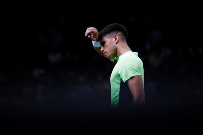 Carlos Alcaraz, durante el partido contra Roman Safiullin en Bercy.