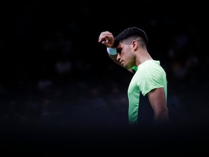 Carlos Alcaraz, durante el partido contra Roman Safiullin en Bercy.