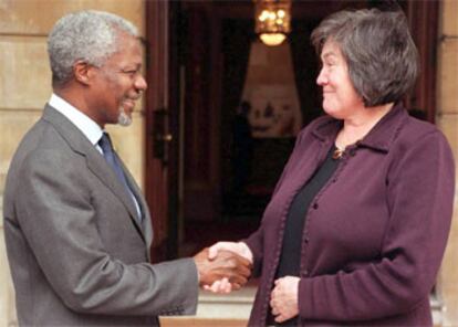 Clare Short saluda a Kofi Annan el 14 de marzo de 2000.