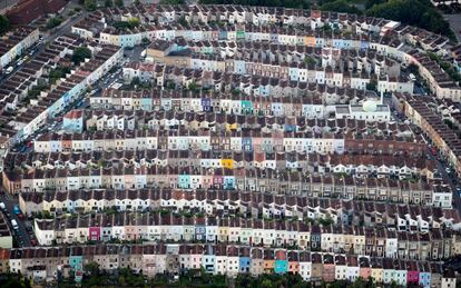 Vista area de una zona residencial de Bristol (Inglaterra) durante la Fiesta Internacional de Globos Aerostticos que celebra la ciudad inglesa.