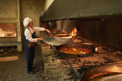 Así, rodeada de leña y fuego, trabaja Noelia