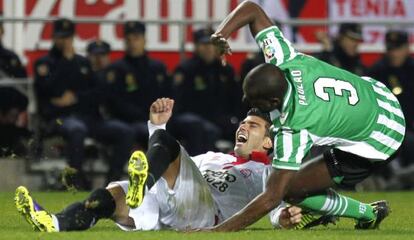 Betis defender Paul&atilde;o Santos (r) was sent off after hauling Sevilla&#039;s Jos&eacute; Antonio Reyes to the ground. 