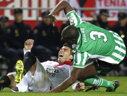 Betis defender Paul&atilde;o Santos (r) was sent off after hauling Sevilla&#039;s Jos&eacute; Antonio Reyes to the ground. 