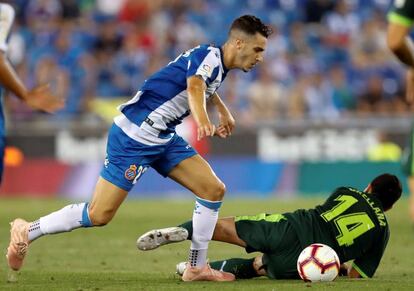 Hermoso ante Orellana en el duelo ante el Eibar.