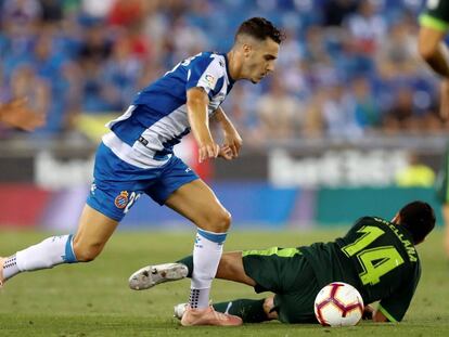 Hermoso ante Orellana en el duelo ante el Eibar.