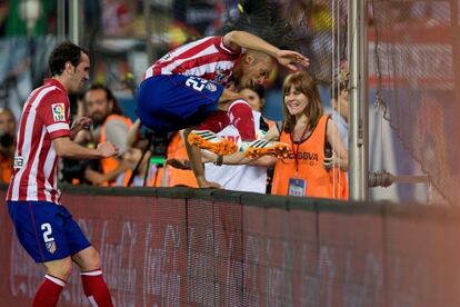 Miranda salta una valla para celebrar su gol.