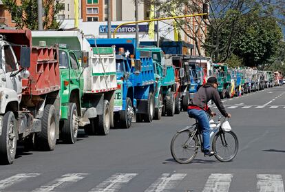Camiones parqueados durante una protesta contra el alza del precio de la gasolina el 28 de agosto en Bogotá (Colombia).