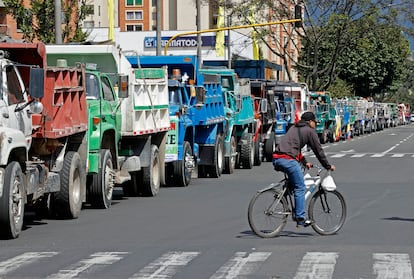 Camiones parqueados durante una protesta contra el alza del precio de la gasolina el 28 de agosto en Bogotá (Colombia).