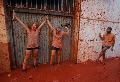 Un grupo de jóvenes se divierte durante la celebración de la Tomatina.