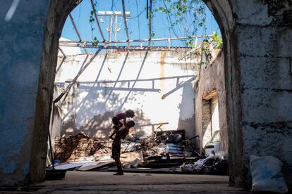 Los más desfavorecidos están siendo expulsados incluso de las favelas céntricas debido al increíble aumento de los precios de los alquileres a consecuencia, entre otros factores, de la celebración de grandes eventos como el Mundial de fútbol de 2014 y los Juegos Olímpicos de 2016 en la ciudad. En Brasil se suele criminalizar a los movimientos sociales debido a que se los asocia con la pobreza, los okupas, la violencia y los traficantes de drogas.