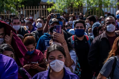 Un grupo de trabajadoras protesta afuera de la maquiladora Electrocompotentes. 