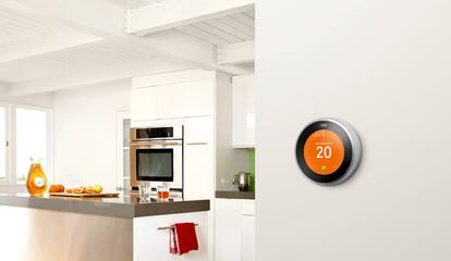 <p>Hace poco más de un mes, Nest Labs (de Google) presentaba sus gadgets para una casa inteligente. Entre ellos, un termostato que se conecta a la aplicación de la marca, y que mide la temperatura, la luz, la proximidad y la humedad. La primera vez que se seleccionan las preferencias en su panel de configuración, el dispositivo calcula el tiempo que tarda la casa en calentarse, regula los tiempos para que se mantenga a la temperatura deseada y se apaga cuando detecta que ya no hay nadie en casa para ahorrar energía.</p><p>Se puede comprar a través de Internet por 249 euros.</p>