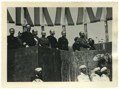 Franco (a la derecha), acompañado, entre otros, de los generales Saliquet (con bigote, segundo por la izquierda), Moscardó (cuarto), Dávila (quinto) y el entonces ministro de la Gobernación, Ramón Serrano Suñer (sexto), en el homenaje que la Sección Femenina le tributó en Medina del Campo el 29 y 30 de mayo de 1939.