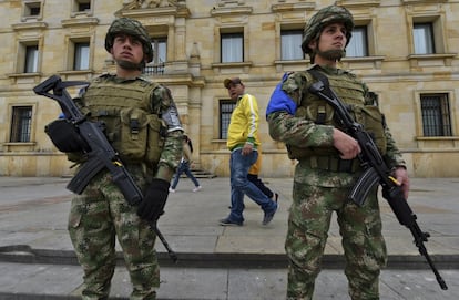 Soldados colombianos vigilan que la jornada electoral se desarrolle con normalidad en la plaza Bolívar de la capital
