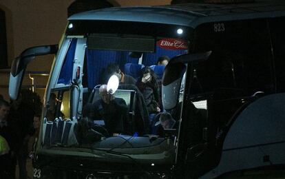 Alguns familiars marxen en autocar cap al lloc de l'accident.