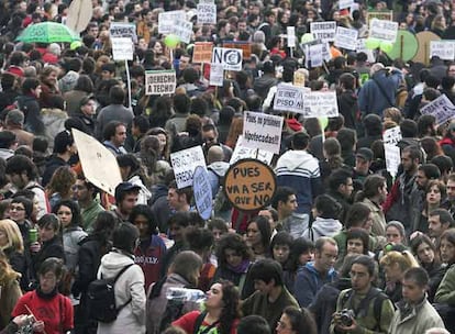 Unas 7.500 personas, según la Guardia Urbana, se manifestaron  por el centro de Barcelona para defender el "derecho a una vivienda" y pedir a las administraciones públicas y a los responsables del sector inmobiliario que "no les tomen el pelo", según recogía la pancarta que abría la marcha.