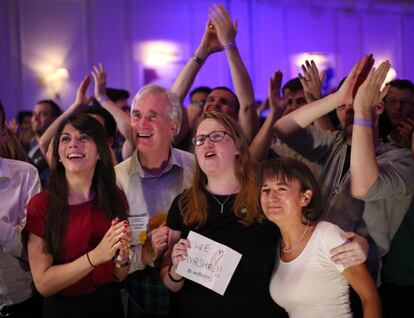 Partidarios de la campaña "Mejor Juntos" celebran los resultados de las encuestas que daban vencedor al 'no'