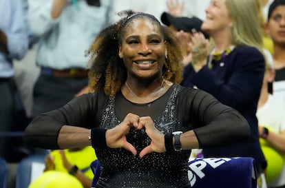 Serena Williams saluda al público tras vencer el partido contra Danka Kovinic. La estadounidense ganó por doble 6-3.