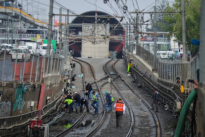 Trabajadores del Sistema de transporte colectivo Metro realizan labores de reparación en las vías de la Línea A, afectada tras las inundaciones. 
