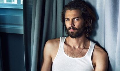 Michiel Huisman posa en exclusiva para ICON con camiseta interior Hanes, pantalón Dockers y cinturón Diesel.