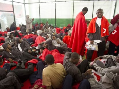 Los cientos de inmigrantes rescatados llevan al límite el polideportivo habilitado en Tarifa.