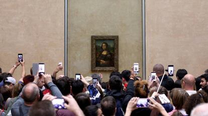 Visitantes del Museo de Louvre, en París, fotografían 'La Gioconda' con sus móviles.