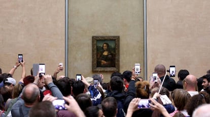 Visitantes del Museo de Louvre, en París, fotografían 'La Gioconda' con sus móviles.