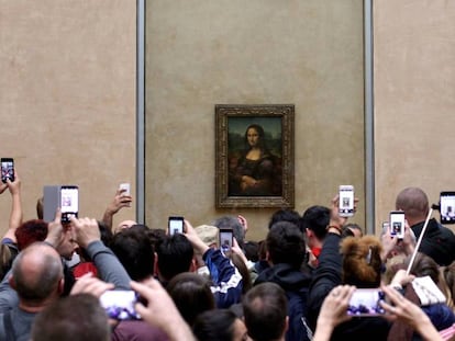 Visitantes del Museo de Louvre, en París, fotografían 'La Gioconda' con sus móviles.