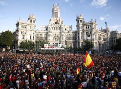 Aspecto de la plaza de Cibeles, donde miles de personas recibieron a la selección española.