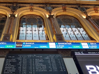 Paneles de cotización de algunos bancos, en el parqué de Madrid.