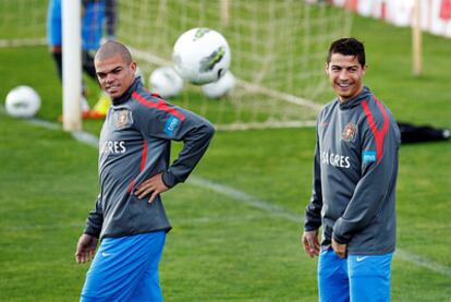 Pepe y Cristiano Ronaldo, en el entrenamiento de ayer con Portugal.