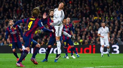 Cristiano Ronaldo cabecea un balón en el F. C. Barcelona- Real Madrid del pasado 22 de marzo.