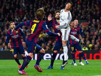 Cristiano Ronaldo cabecea un bal&oacute;n en el F. C. Barcelona- Real Madrid del pasado 22 de marzo. 